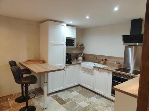 Een keuken of kitchenette bij Appartement design et chaleureux en centre ville