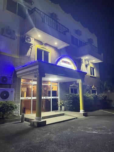 ein Gebäude mit einem davor stehenden Pavillon bei Nacht in der Unterkunft Csm Clark Hotel in Pampang