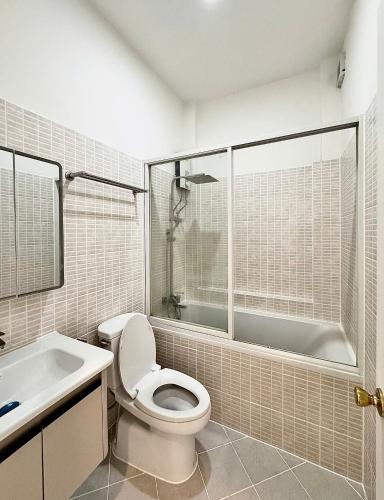 a bathroom with a toilet and a tub and a sink at Rù Rì Homestay - Walk 5 minutes to the Airport in Ho Chi Minh City
