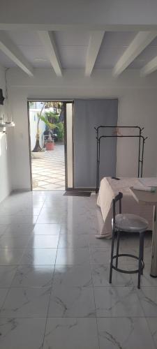 Cette chambre comprend un lit et une chaise. dans l'établissement Suite Samborondón, à SamborondÃ³n