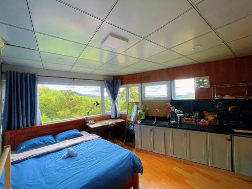 una camera con letto e una cucina in una barca di Sill Dalat Homestay a Ấp Ða Lợi