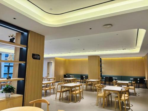 a dining room with tables and chairs in a restaurant at Lavande Hotel Yichang Railway East Station Branch in Yichang