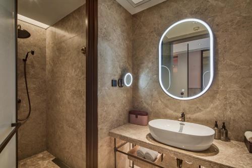 a bathroom with a sink and a mirror at Mercure Xi'an Chanba in Xi'an