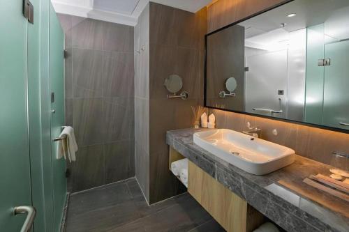 a bathroom with a sink and a mirror at danfeng kelly hotel in Dapeng