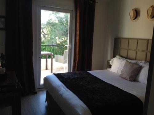 Postel nebo postele na pokoji v ubytování Hôtel La Villa Cap d’Antibes
