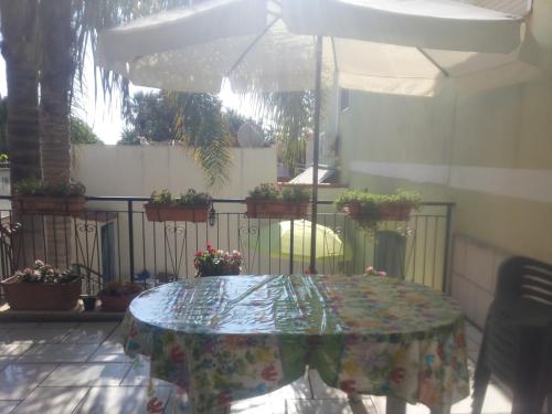 um pátio com uma mesa com flores em Villa a mare em Avola