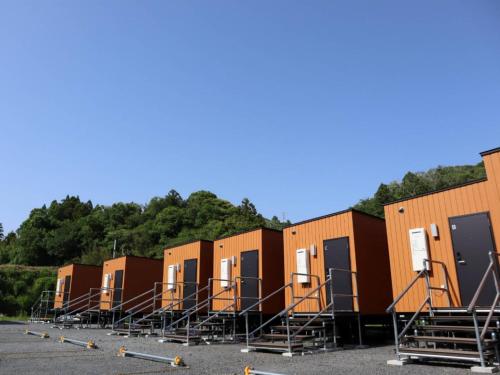 a row of modular buildings in a parking lot at トレーラーホテル市原鶴舞インター店 in Ichihara