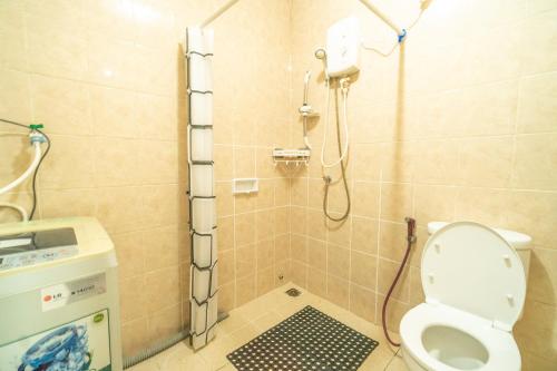 Ένα μπάνιο στο 1-Bedroom above mall thamrin city, Central Jakarta, SCBD