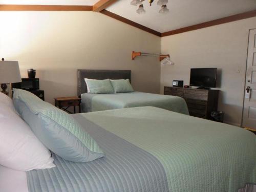 Ένα ή περισσότερα κρεβάτια σε δωμάτιο στο Hotel LaBonte