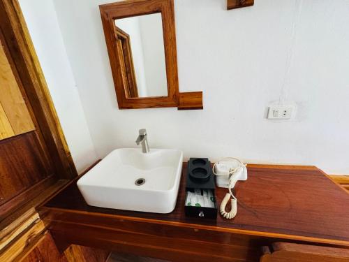 Un baño con un lavabo y un espejo sobre un mostrador. en Sabaidee Nam Ou River View, en Nongkhiaw