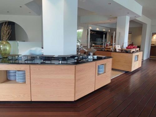 Una cocina o kitchenette en Movenpick Resort Agios Nikolaos Sivota