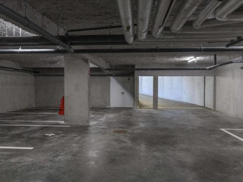un parcheggio vuoto in un garage vuoto di Ibis Budget La Rochelle Puilboreau a Puilboreau