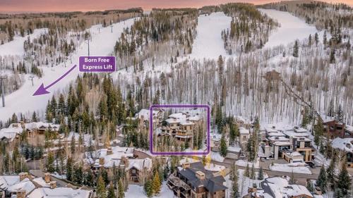 Luftblick auf ein Skigebiet im Schnee in der Unterkunft West Vail Retreat Steps to Ski plus Private Hot Tub in Vail