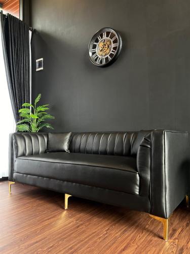 Posezení v ubytování Deju Cabin with Private Pool & Mountain View