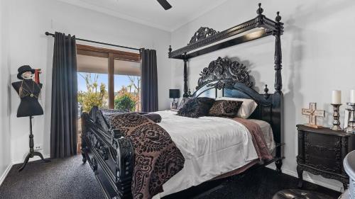 Ένα ή περισσότερα κρεβάτια σε δωμάτιο στο Gothic Manor