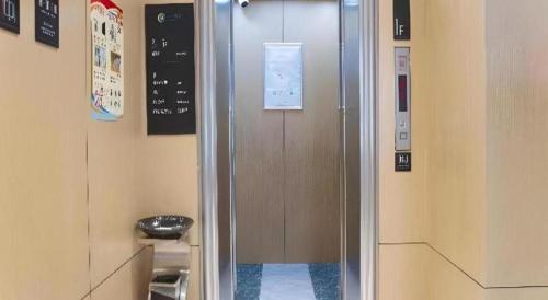 een hal met een deur in een kamer bij City Comfort Inn Jiujiang Gongqing Science and Technology College High-speed Railway Station in Gongqingcheng