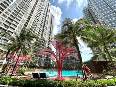 Long BìnhにあるSummer Houseのヤシの木や建物のある街のプール