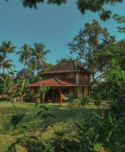 una casa en medio de un campo en Pondok Sitinggil Muncul, en Muncul