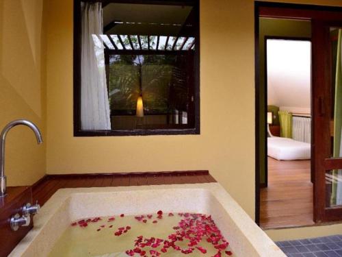 Postel nebo postele na pokoji v ubytování Baan Talay Dao Resort