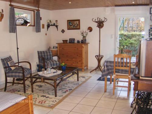 ein Wohnzimmer mit einem Tisch und Stühlen in der Unterkunft Chambre d'hôtes Au Canal in Illkirch-Graffenstaden