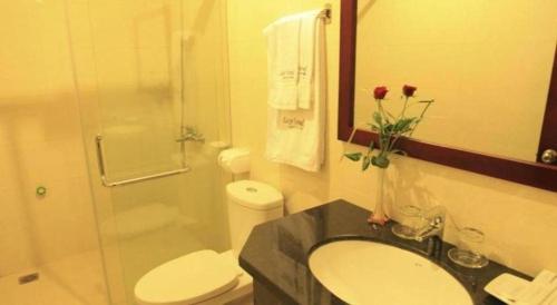 Bilik mandi di Luxe Hotel