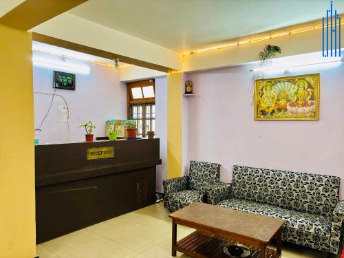 a waiting room with a couch and a table at Dhanishta Delight in Gangtok