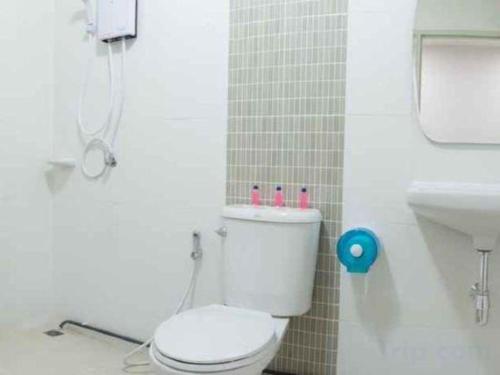a bathroom with a toilet and a sink at Bees Smile Hotel in Ban Fang Min