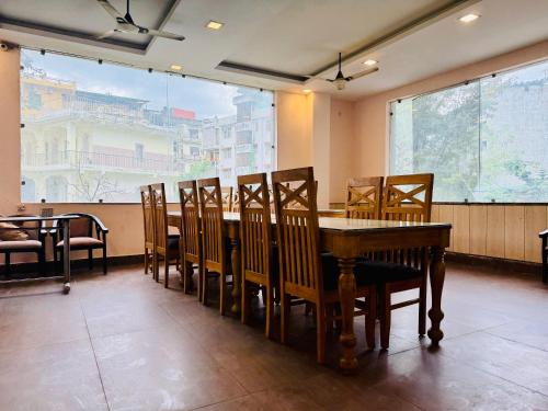 Un lugar para sentarse en Hotel Yogasthali Tapovan - Budget Friendly !! Couple Friendly !! Family Friendly !! Lift !! Parking !! Open Rooftop