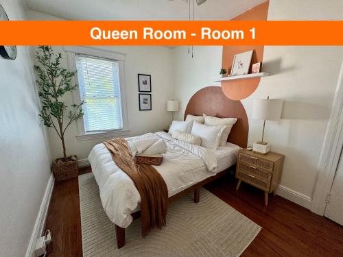 Un dormitorio con una cama con cabecero marrón. en 20 min NYC-Modern Private Room-Queen Bed-Parking, en Jersey City
