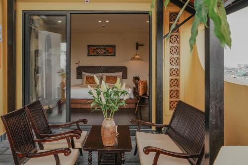 une chambre avec un lit, deux chaises et une table dans l'établissement Hue Memories Signature, à Thôn Trường Giang