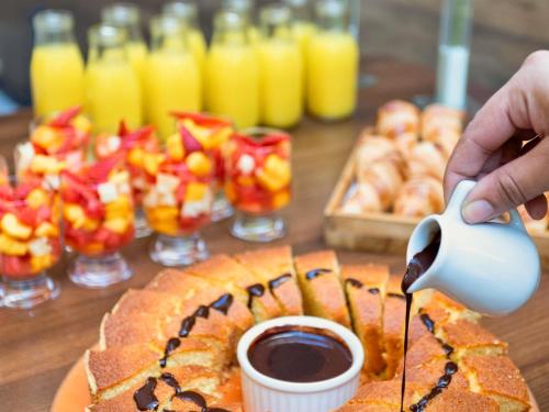 Comida en o cerca de este hotel