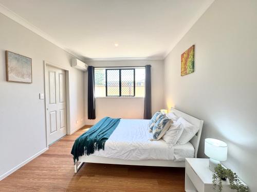 Ένα ή περισσότερα κρεβάτια σε δωμάτιο στο Private Ground-Floor Retreat with 2 Ensuite Rooms