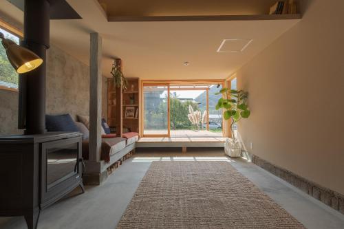 a hallway with a living room with a fireplace at La toile in Mitoyo