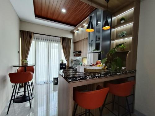 Kuchyň nebo kuchyňský kout v ubytování modluxstay - Kaliurang-3 Bed Room