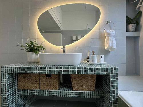 Harmony Boutique Apartments, 100m from metro