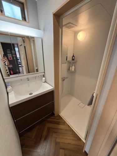 a small bathroom with a sink and a mirror at Yasuragi-KAWAGOE 2F in Kawagoe