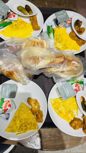 Una mesa con muchos platos de comida encima. en RaFeF Pyramids View Inn, en El Cairo