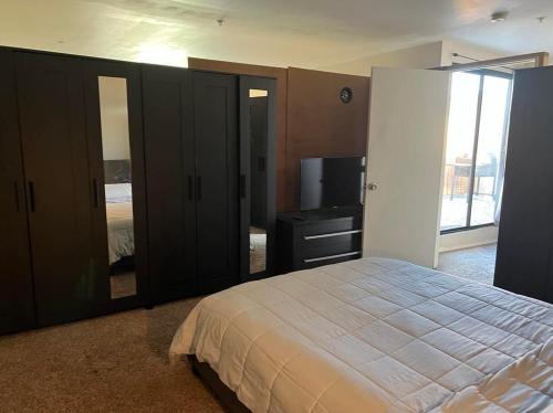 HOLLYWOOD- Cozy Penthouse with Private Rooftopにあるベッド