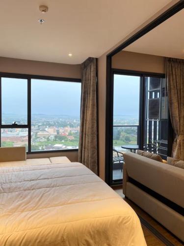 Giường trong phòng chung tại Once芭提雅市中心顶级豪华公寓超美无边泳池