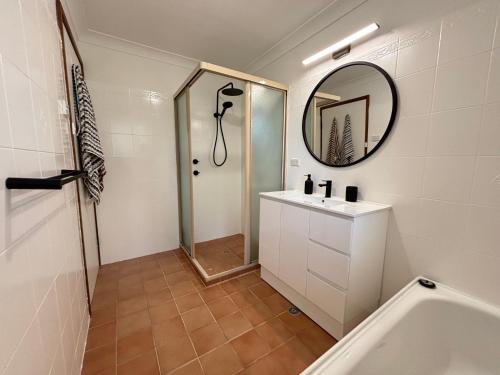 een badkamer met een wastafel en een spiegel bij Catalina Cove-From Door to Shore in 2 Minutes in Shoal Bay