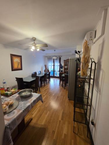 プエンテ・ヘニルにあるHostal el Pasajeのテーブルと椅子のあるキッチンとリビングルーム