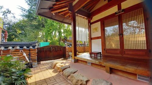 Balkón nebo terasa v ubytování 전주한옥마을 독채 교동스테이