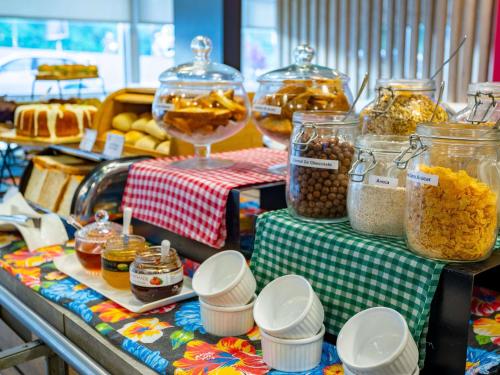 マナウスにあるibis Manaus Aeroportoのテーブルの上にたくさんの瓶を並べたテーブル