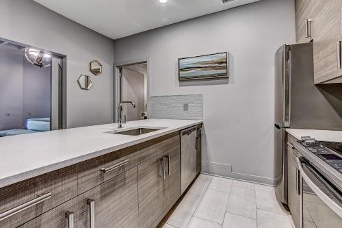 una cocina con fregadero y refrigerador en Parker's Collection Unit 5, en Savannah