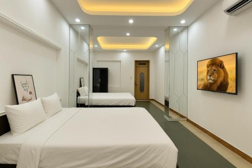 Thôn Lại ThêにあるLion Homestay Huếのベッドが2つあり、壁にライオンが飾られた寝室