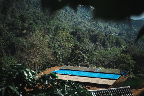 - une piscine sur le côté d'une montagne dans l'établissement Hidden for Rest, à Ban Huai Khai
