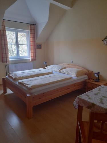 a bedroom with two beds and a window at Pension Himmelreich in Ternitz