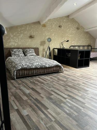 a bedroom with a bed and a dresser at Maison loft au cachet ancien in Villasavary