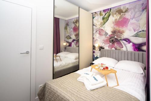 a bedroom with a bed with a flower mural at Maya's Flats & Resorts 30 - 3 pokojowy apartment n in Gdańsk
