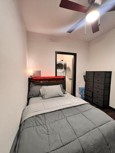 Postel nebo postele na pokoji v ubytování Cozy Room In Madison